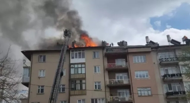 Apartman çatısında yangın çıktı