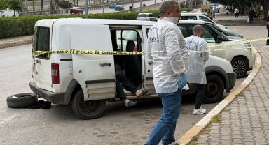 Arkadaşını araçta ölü buldu