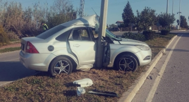 Aydınlatma direğine çarptı: 1 yaralı