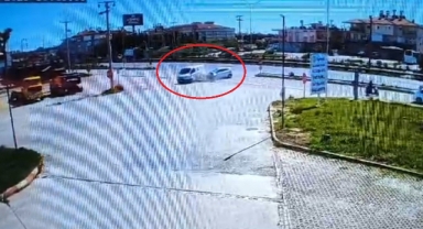 Banka aracıyla otomobilin çarpışması kamerada: 1 yaralı