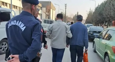 Barışmak istediği eşini tabancayla kovaladı