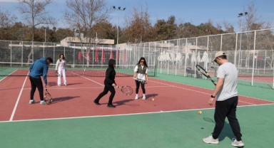 Büyükşehir'den ücretsiz tenis eğitimi