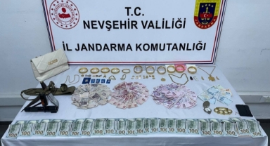 Çaldıkları paralarla ziyafet yapmışlar