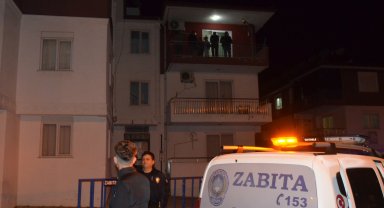 Çatlak binaya mührü kırıp yerleştiler
