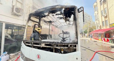 Çocukların ateşe verdiği iddia edilen otobüs yandı
