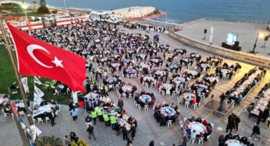 Deniz kenarında iftar
