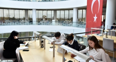 Dev kütüphaneye öğrenci akını