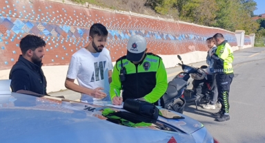 Ehliyetsiz sürücü ağabeyinin kimliğiyle uygulamayı atlatmak istedi