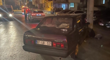 Ehliyetsiz sürücü direğe çarptı