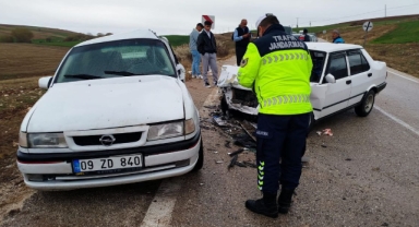 İki otomobil çarpıştı: 5 yaralı