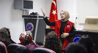 İşitme engelli halası için işaret dili öğrendi