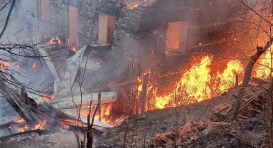 İtfaiye ekipleri yangını söndürdü