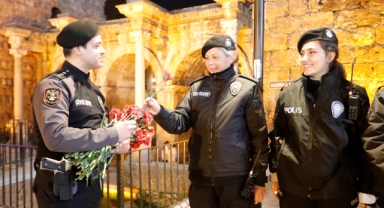 Kadın polislere karanfil jesti