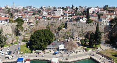 Kaleiçi surlarında çökme tehlikesi!