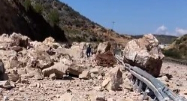 Kaya parçaları karayolunu trafiğe kapattı