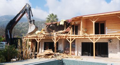 Kemer'deki kaçak yapı yıkıldı