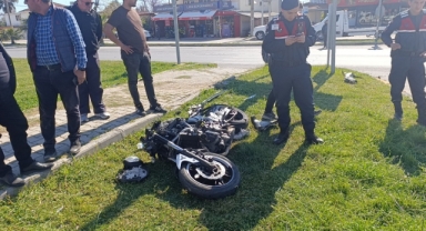 Kırmızı ışıkta geçti... Motosiklet çarptı