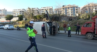 Muz yüklü kamyonet devrildi