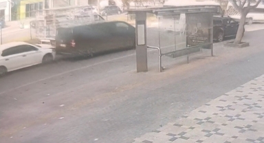 Otomobil kapalı kasa kamyonete çarptı