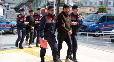 Otomobile asit döken 2 kişi tutuklandı