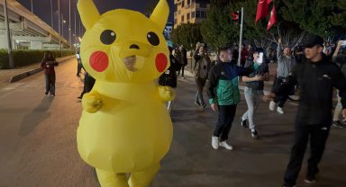 Protestolarda 'Pikachu' ve 'Angry Birds' kostümleri