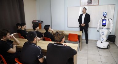 Robot Ada'dan öğrencilere: Kadına şiddete sessiz kalmayın