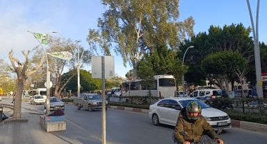 Rüzgarın etkisiyle bayraklar tehlike saçıyor
