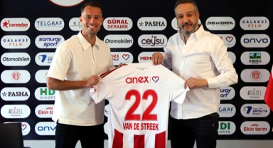 Sander imzayı attı