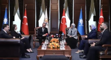 Siyasi partiler bayramlaştı