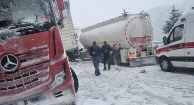 Tır ile tanker çarpıştı