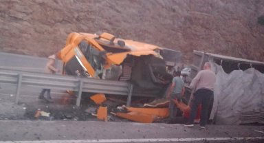 TIR refüje devrildi: 2 kişi öldü
