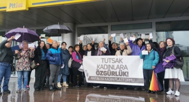 Tutsak kadınlara 8 Mart kartı