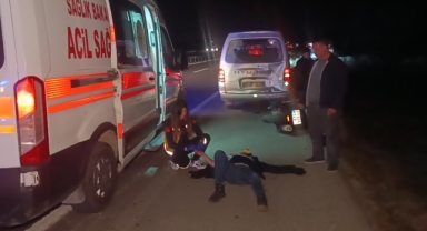 Yardım etmek isterken motosiklet çarptı