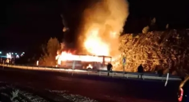 Yolcu otobüsü alev topuna döndü