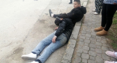 2 çocuk kazada yola savruldu