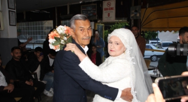 45 yıl sonra gelinlik giydi