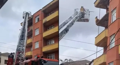 5 katlı metruk binanın balkonu çöktü