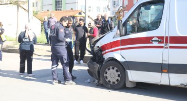Ambulans ile otomobil çarpıştı