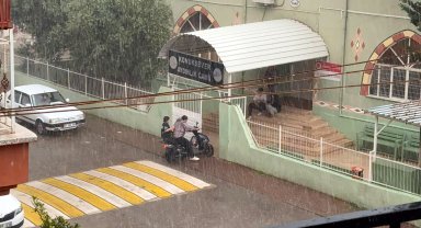 Antalya'da kısa süreli dolu yağdı