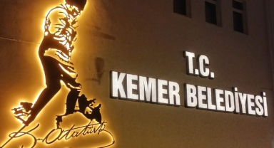 Atatürk'ün Kocatepe silüeti Kemer Belediye binasında