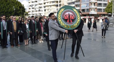 Avukatlar çelenk sundu