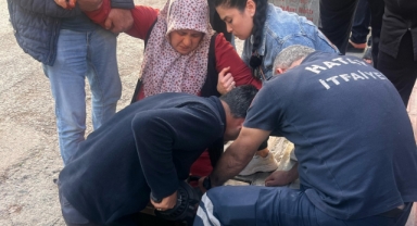 Ayağı mazgala sıkışan kadın zor anlar yaşadı