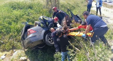 Bariyere çarpıp devrildi