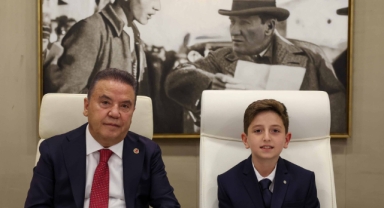 Başkan Böcek, makamını çocuk başkana devretti