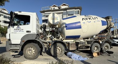 Beton mikserin altında kaldı