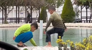 Çocuklar süs havuzuna girdi