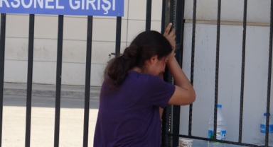 Demirlere yaslanıp gözyaşı döktü
