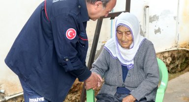 Evinde yangın çıktı... İtfaiye erleri destek oldu