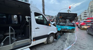 Halk otobüsü ile servis çarpıştı