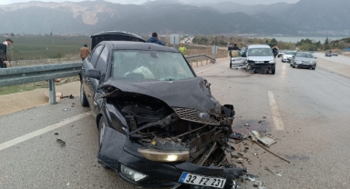 İki araç kafa kafaya çarpıştı